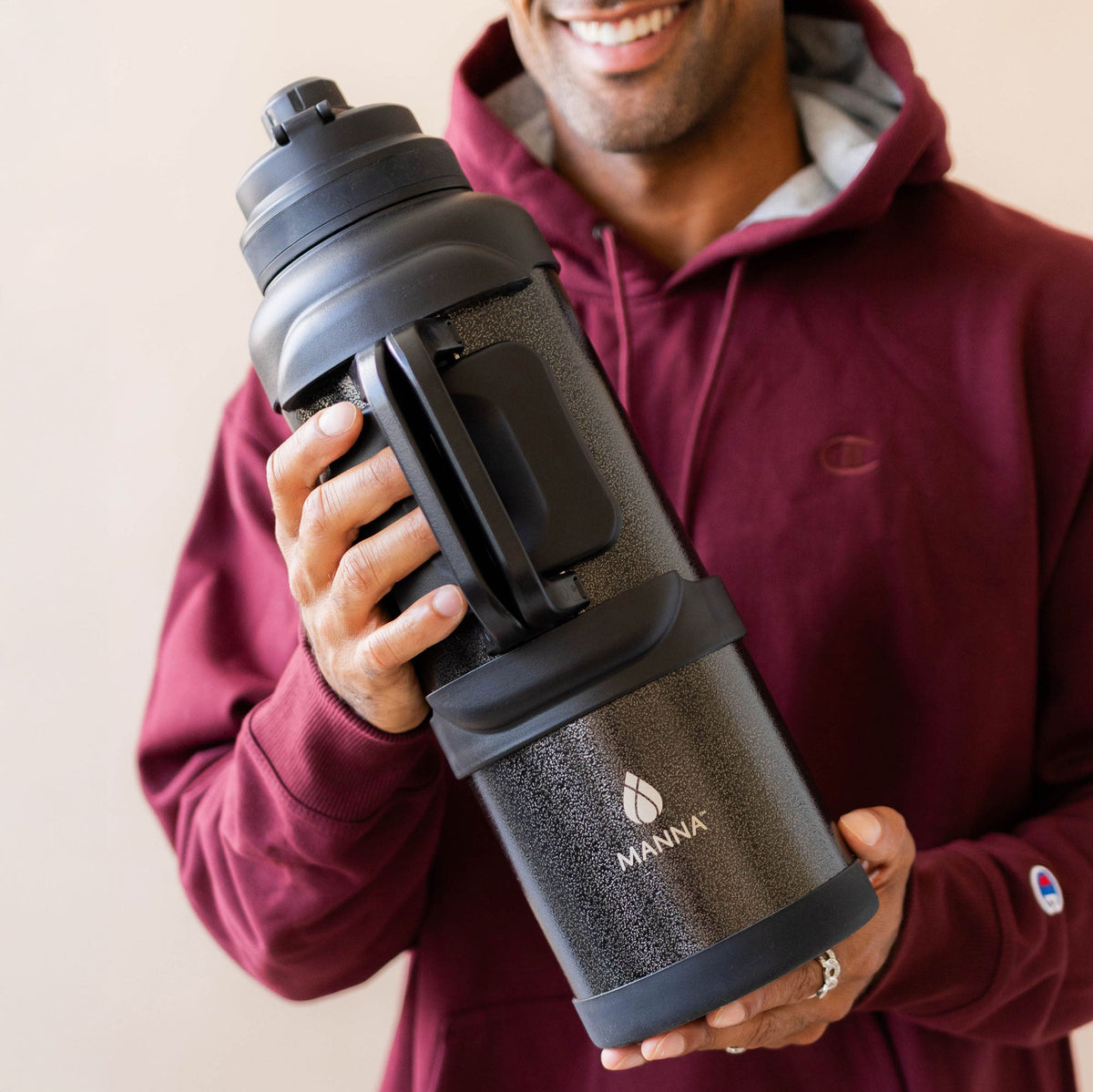 4l-titan-bottle-135-oz-b3 5Manna_Website_Lifestyles-29.jpg